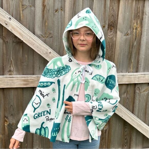 Cape With Slouchy Hood Youth One Size Fits Most Ages 6-10 Eat Your Greens Veg - Picture 1 of 2